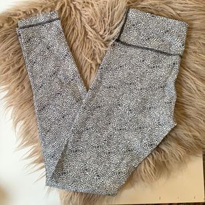 Lululemon Black & White Floral Wunder Under Size 6